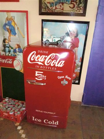 Smegs ikonischer Coca-Cola-Kühlschrank im Stil der 50er Jahre.